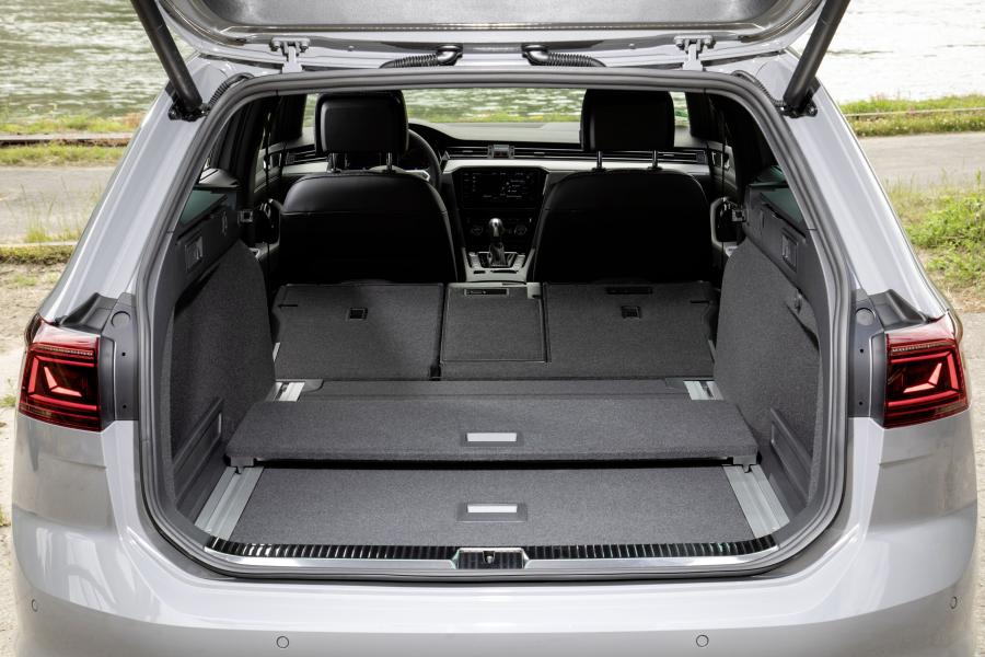 Багажник Volkswagen Passat Variant R-Line Edition (B8) 2019 года  (фото 30 из 31)